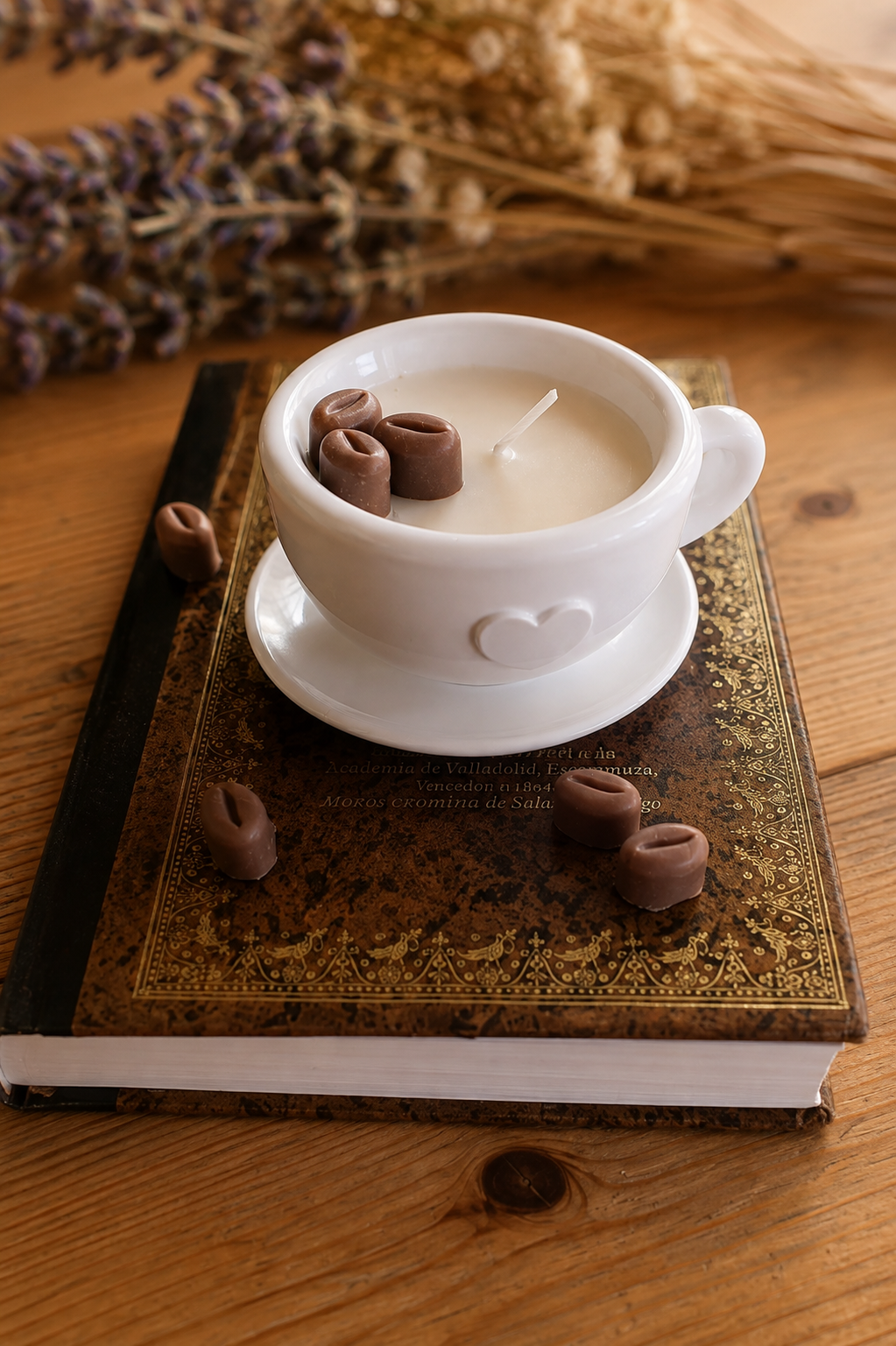 [Refugio Interior] Vela en taza decorativa «Café con amor»
