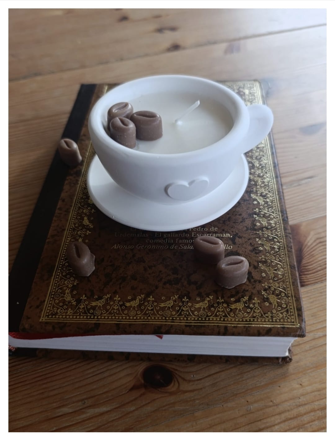 [Refugio Interior] Vela en taza decorativa «Café con amor»
